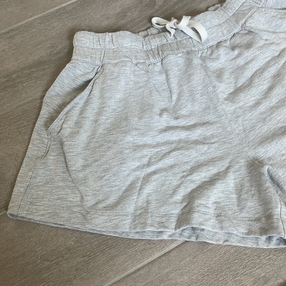 Lululemon Mellow In high rise shorts size 6 - Picture 3 of 7